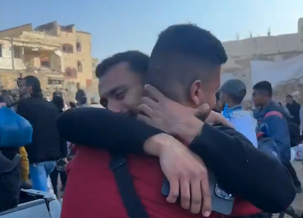 momen dua warga Gaza berkumpul kembali setelah terpisah akibat perang berkecamuk. (tangkap layar X)
